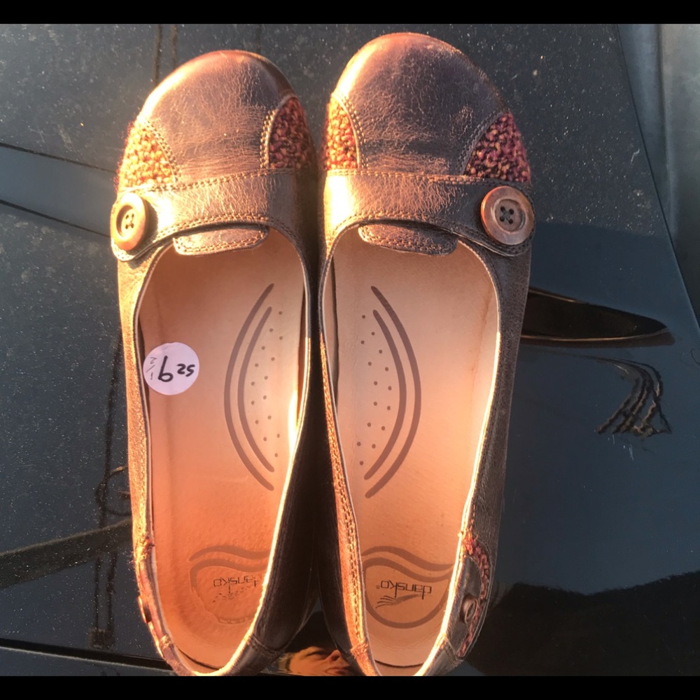 Dansko 9.5 slip ons leather